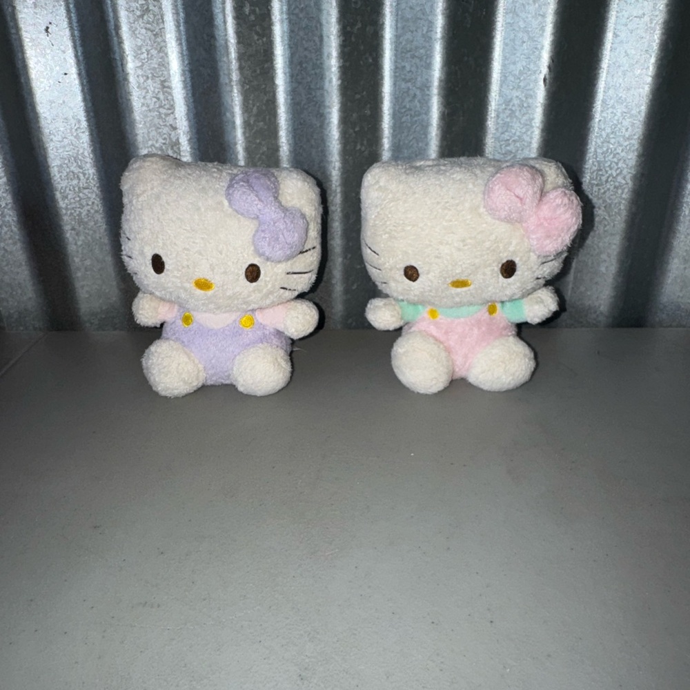 Hello Kitty Plush - Picture 3 of 8